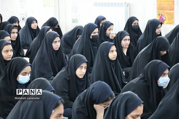 تقدیر از فرزندان شهدا و برگزیدگان مسابقات قرآنی در آموزشگاه ندای فاطمه(س) ناحیه دو ری
