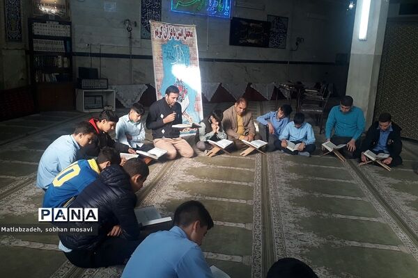 محفل انس با قرآن کریم در مدارس ناحیه دو ری