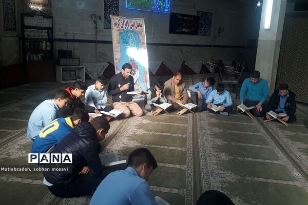 محفل انس با قرآن کریم در مدارس ناحیه دو ری