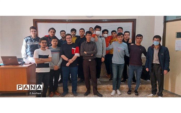 دبیر پرتلاش بجنوردی در میان معلمان نمونه کشوری قرار گرفت