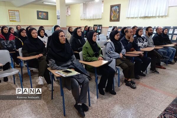 جلسات آموزش خانواده در هنرستان‌ مبتکران رودهن