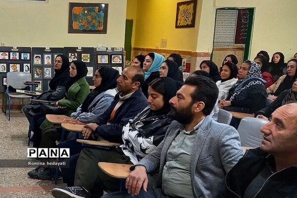 جلسات آموزش خانواده در هنرستان‌ مبتکران رودهن