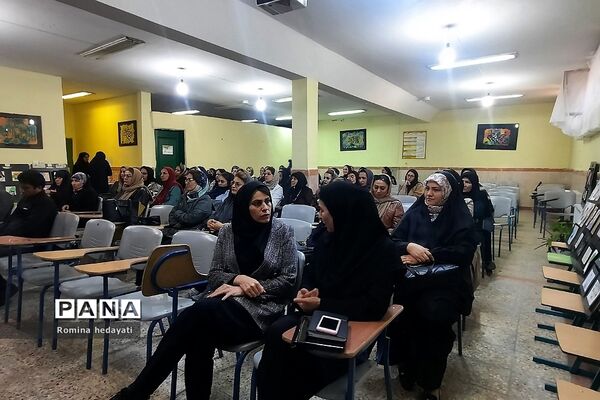جلسات آموزش خانواده در هنرستان‌ مبتکران رودهن