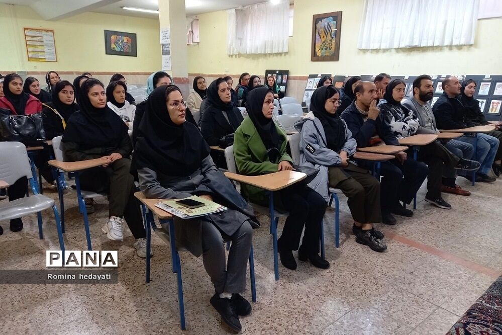 جلسات آموزش خانواده در هنرستان‌ مبتکران رودهن