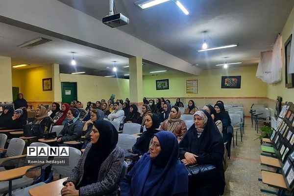 جلسات آموزش خانواده در هنرستان‌ مبتکران رودهن