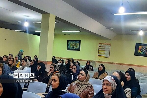 جلسات آموزش خانواده در هنرستان‌ مبتکران رودهن