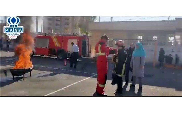 مانور ایمنی و زلزله در مدرسه مهر ماندگار قم/ فیلم