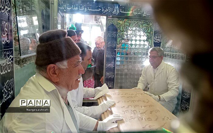 غبارروبی مضجع مطهر حرم امامزاده حمزه الرضا(ع) شهر زیارت