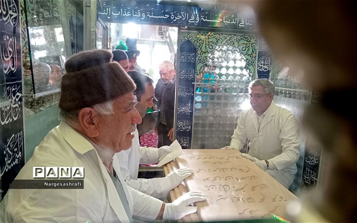 غبارروبی مضجع مطهر حرم امامزاده حمزه الرضا(ع) شهر زیارت