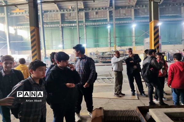 بازدید دانش‌آموزان از موسسه کشتی سازی شهید محلاتی بوشهر