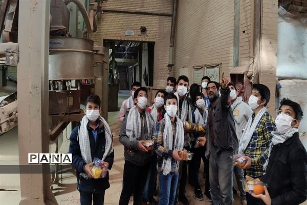 بازدید از کارخانه کاشی در راستای طرح اردوی راهیان پیشرفت شهرستان میبد