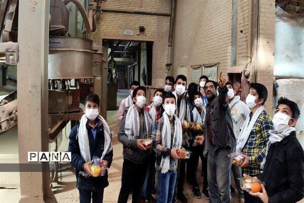 بازدید از کارخانه کاشی در راستای طرح اردوی راهیان پیشرفت شهرستان میبد