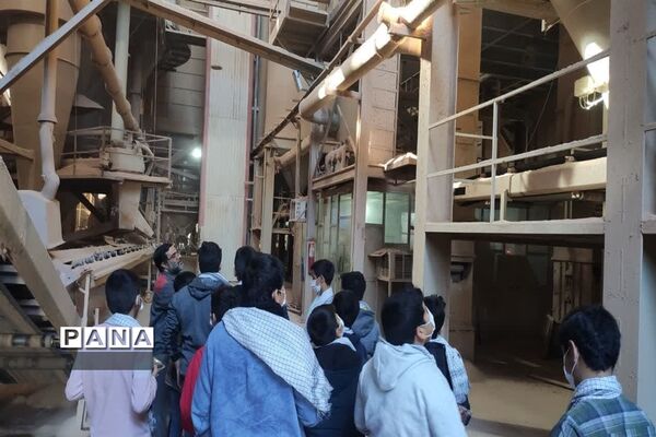 بازدید از کارخانه کاشی در راستای طرح اردوی راهیان پیشرفت شهرستان میبد