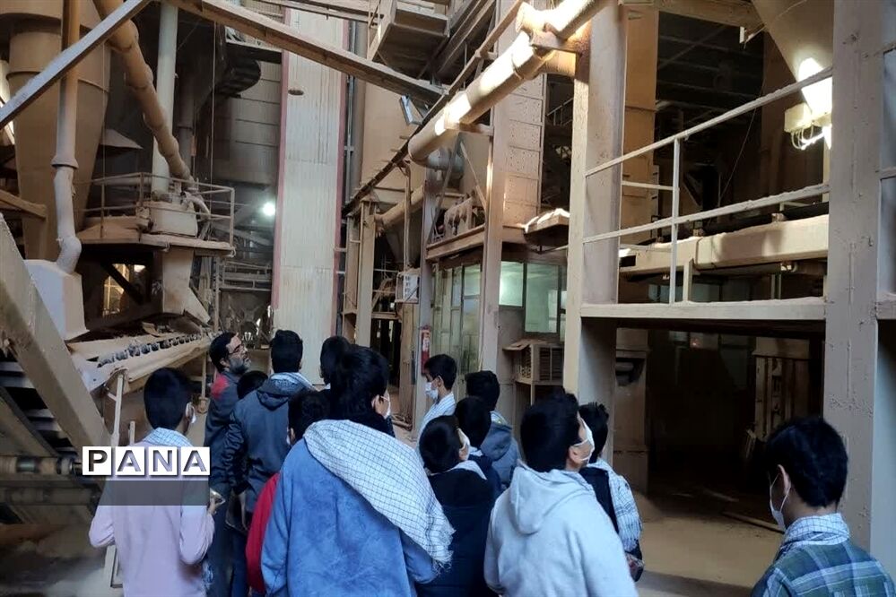 بازدید از کارخانه کاشی در راستای طرح اردوی راهیان پیشرفت شهرستان میبد