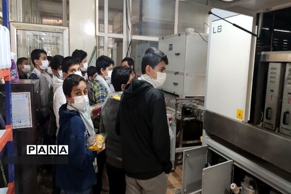 بازدید از کارخانه کاشی در راستای طرح اردوی راهیان پیشرفت شهرستان میبد