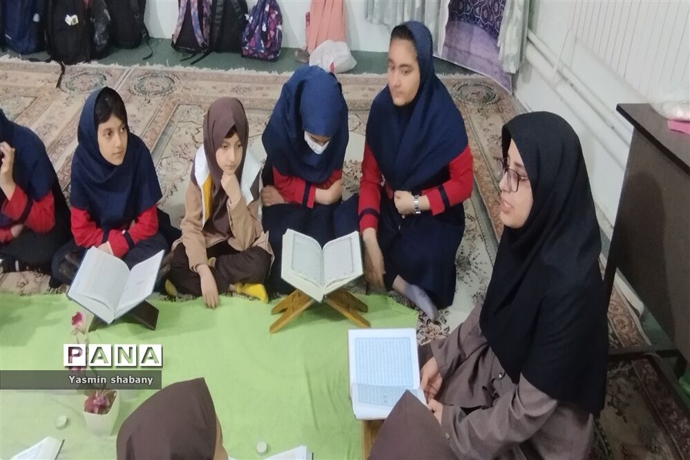مراسم انس با قرآن ‌با حضور معاون پرورشی مدرسه پنجم مهر