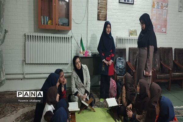 مراسم انس با قرآن ‌با حضور معاون پرورشی مدرسه پنجم مهر
