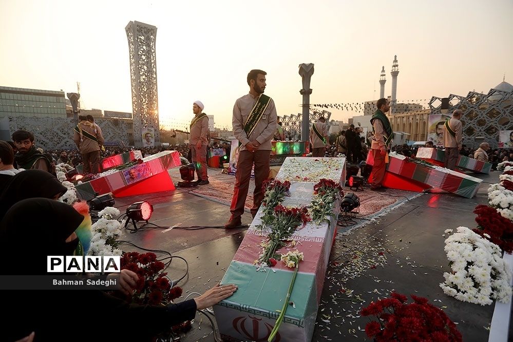 بدرقه ۹ شهید مدافع حرم در میدان امام حسین(ع)