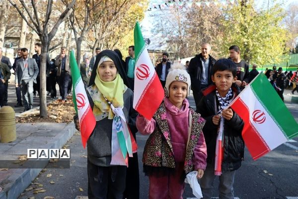 حضور فرهنگیان و دانش‌آموزان استان البرز در مراسم  استقبال از رئیس جمهوری