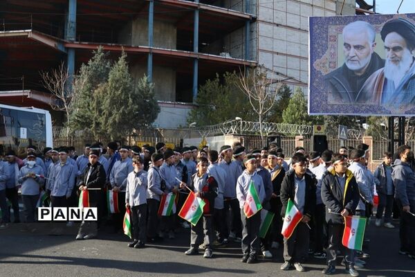 حضور فرهنگیان و دانش‌آموزان استان البرز در مراسم  استقبال از رئیس جمهوری