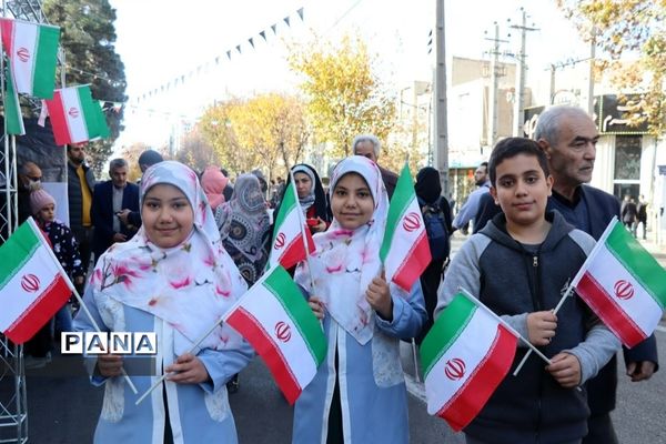 حضور فرهنگیان و دانش‌آموزان استان البرز در مراسم  استقبال از رئیس جمهوری