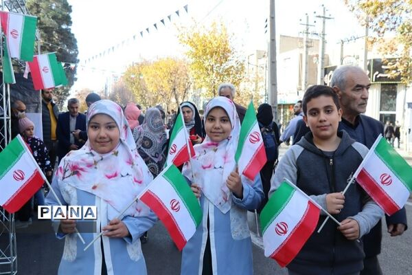 حضور فرهنگیان و دانش‌آموزان استان البرز در مراسم  استقبال از رئیس جمهوری