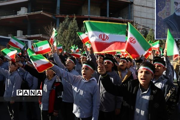 حضور فرهنگیان و دانش‌آموزان استان البرز در مراسم  استقبال از رئیس جمهوری