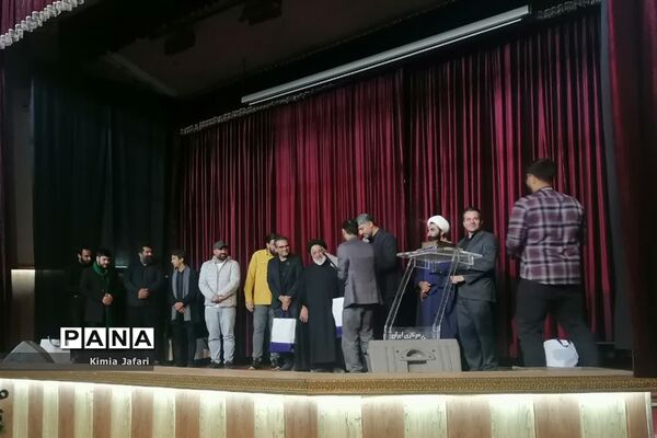 نشست اهالی هنر و رسانه شهرستان بافق با کارگردان و دیگر عوامل فیلم سینمایی اخت الرضا