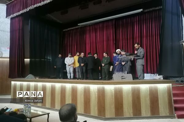 نشست اهالی هنر و رسانه شهرستان بافق با کارگردان و دیگر عوامل فیلم سینمایی اخت الرضا