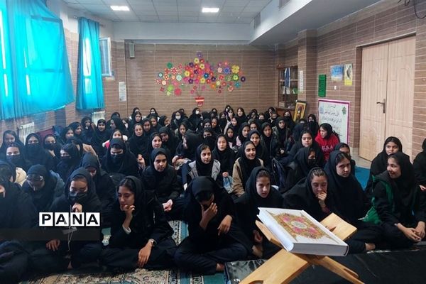 اقامه نماز جماعت‌ و محفل انس با قرآن در مدارس شهرستان ورامین
