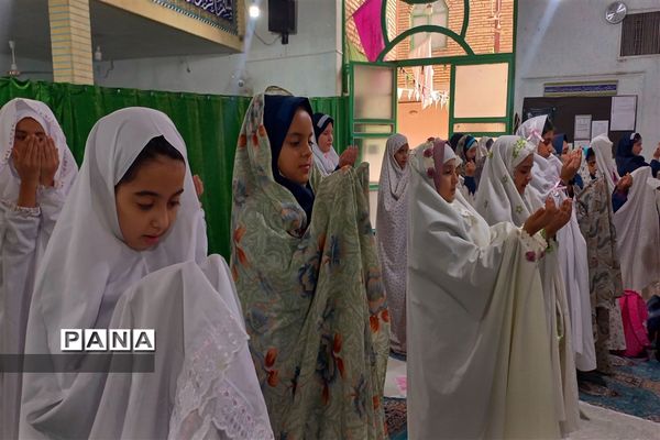 اقامه نماز جماعت‌ و محفل انس با قرآن در مدارس شهرستان ورامین