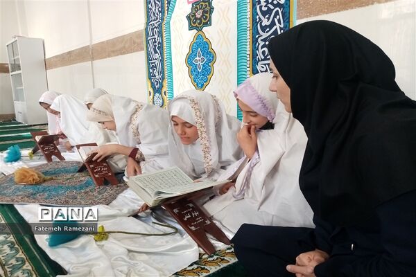 محفل انس با قرآن در دبستان ریحانه طهوریان ناحیه ۵