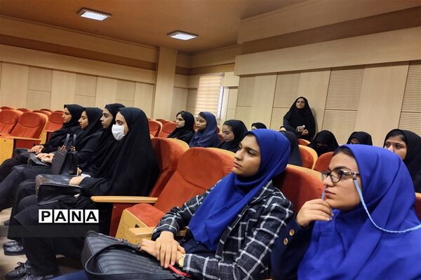 ‌تجلیل از دانشجو‌معلمان دانشگاه فرهنگیان در صفادشت