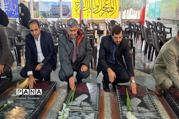 گلباران مزار شهدا به‌مناسبت گرامیداشت هفته مدارس و مراکز غیر دولتی  در شهرستان ملارد