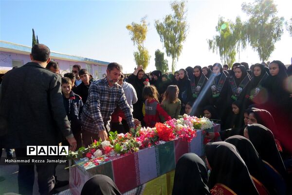 حضور پرشور دانش‌آموزان و فرهنگیان ششده و قره بلاغ در تشییع شهید گمنام