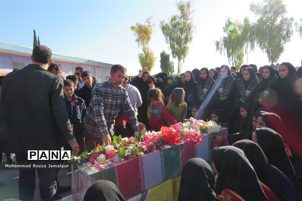 حضور پرشور دانش‌آموزان و فرهنگیان ششده و قره بلاغ در تشییع شهید گمنام