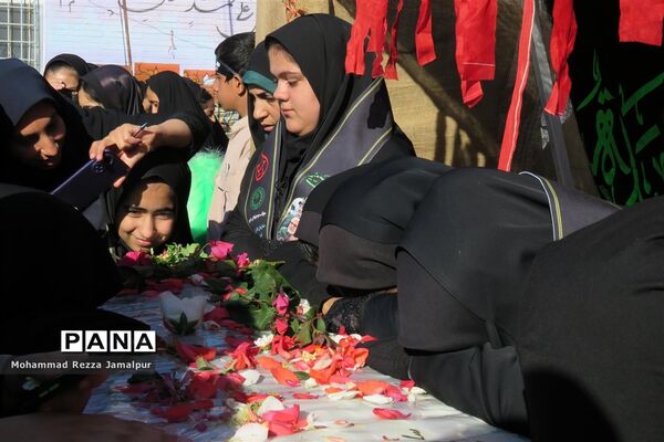 حضور پرشور دانش‌آموزان و فرهنگیان ششده و قره بلاغ در تشییع شهید گمنام