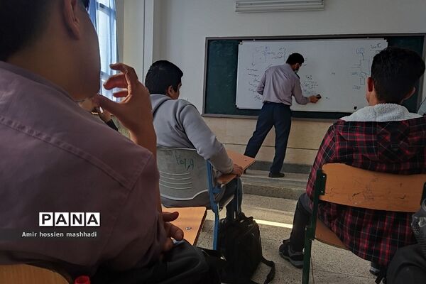 کارگاه هلال‌احمر ویژه دانش‌آموزان در دبیرستان ابن‌سینا رودهن