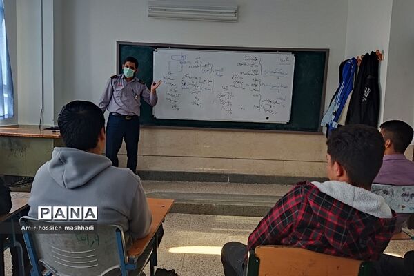 کارگاه هلال‌احمر ویژه دانش‌آموزان در دبیرستان ابن‌سینا رودهن
