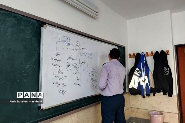 کارگاه هلال‌احمر ویژه دانش‌آموزان در دبیرستان ابن‌سینا رودهن