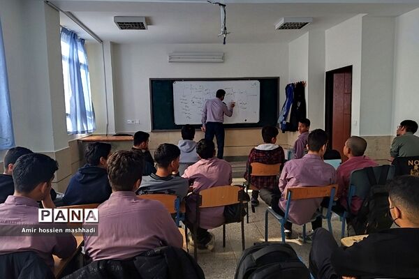 کارگاه هلال‌احمر ویژه دانش‌آموزان در دبیرستان ابن‌سینا رودهن