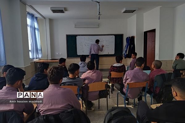 کارگاه هلال‌احمر ویژه دانش‌آموزان در دبیرستان ابن‌سینا رودهن