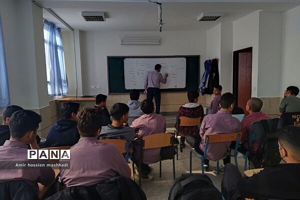 کارگاه هلال‌احمر ویژه دانش‌آموزان در دبیرستان ابن‌سینا رودهن