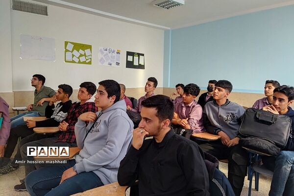کارگاه هلال‌احمر ویژه دانش‌آموزان در دبیرستان ابن‌سینا رودهن