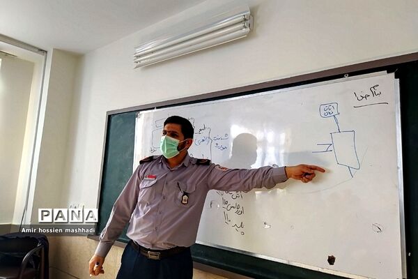 کارگاه هلال‌احمر ویژه دانش‌آموزان در دبیرستان ابن‌سینا رودهن