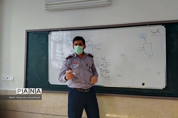 کارگاه هلال‌احمر ویژه دانش‌آموزان در دبیرستان ابن‌سینا رودهن