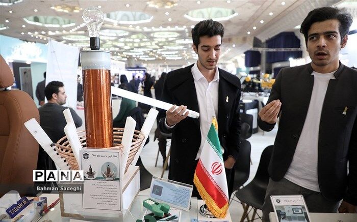 حضور دانش‌آموزان در نمایشگاه دستاوردهای پژوهش و فناوری