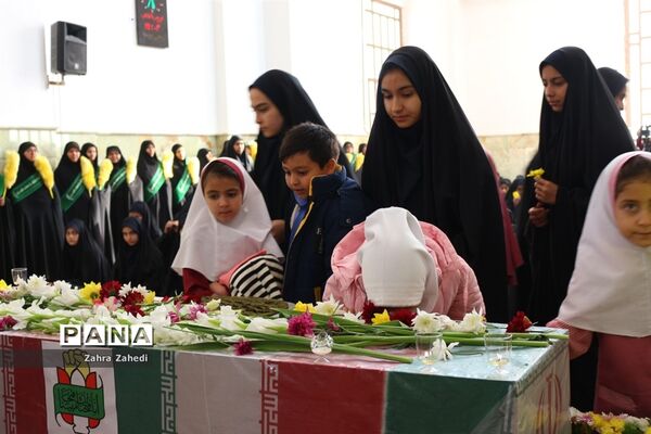 تشییع شهید گمنام در جمع دانش‌آموزان دهه هشتادی