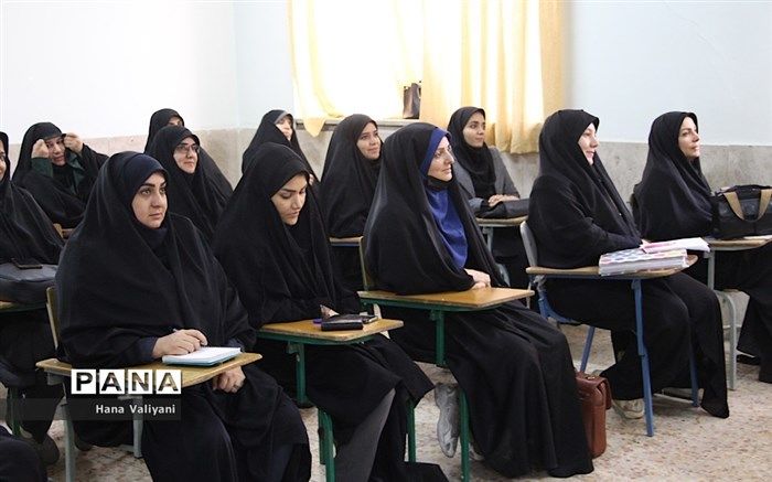 معلمان ‌پشت نیمکت‌‌ می‌نشینند؛ معلم به‌روز نقطه شروع تحول