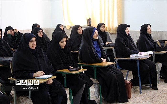 معلمان ‌پشت نیمکت‌‌ می‌نشینند؛ معلم به‌روز نقطه شروع تحول